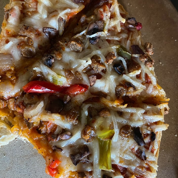 photo of Daiya Supreme Pizza Sausage, Mushrooms & Bell Peppers shared by @vegpaige on  27 Jul 2020 - review