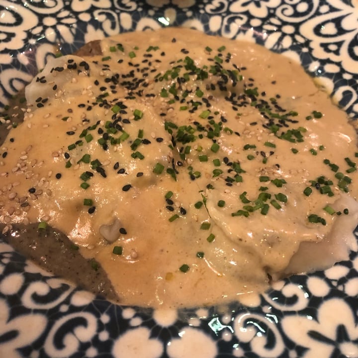 review photo of Hakuna Matata Veggie Ravioli de Beyond meat al cava con salsa de foie sobre bechamel trufada shared by @veganningbetter on 14 May 2022 - review