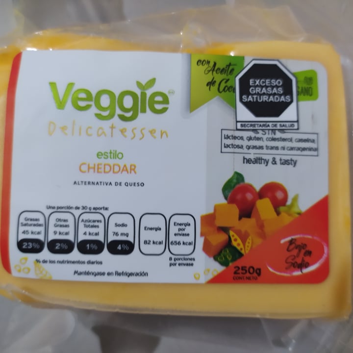 photo of Veggie Delicatessen Alternativa de queso estilo cheddar shared by @kamema on  01 Dec 2020 - review