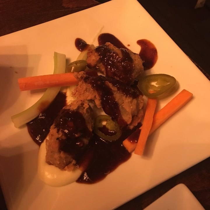 review photo of Hank's Pub & Food Hanks wings shared by @veganphoebe on 02 Dec 2020 - review