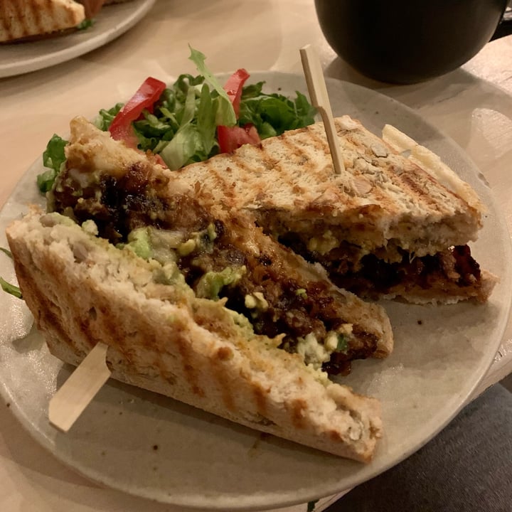 photo of Café Vegetal Sándwich pulled no-pork shared by @nancy on  07 Dec 2021 - review