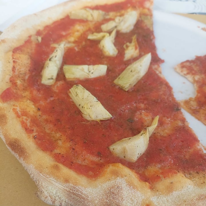 photo of Gastronomia Acqua Pazza Pizza rossa con mirto e carciofi shared by @farinatadiceci on  28 Apr 2022 - review