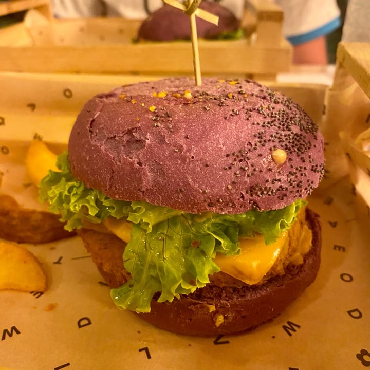 photo of Flower Burger purple cheesy shared by @sarabagnara on  06 Aug 2022 - review