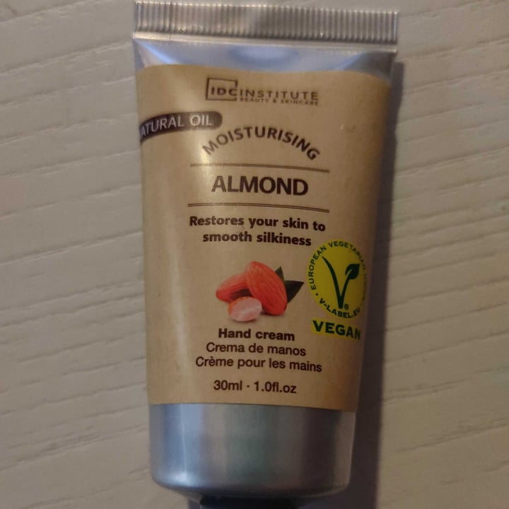 photo of IDC Institute Beauty & Skincare Crema de manos de almendras shared by @chusa on  11 Nov 2022 - review