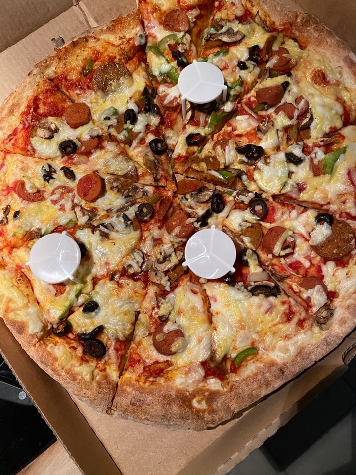 photo of Papa John's Pizza Vegan Sausage And "Pepperoni" Pizza shared by @effie00 on  31 Mar 2020 - review