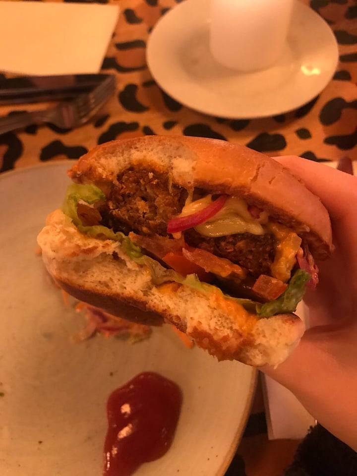 photo of Mercado Lounge Vegan ‘Beyond’ Cheese Burger shared by @emmaxxx on  12 Apr 2019 - review