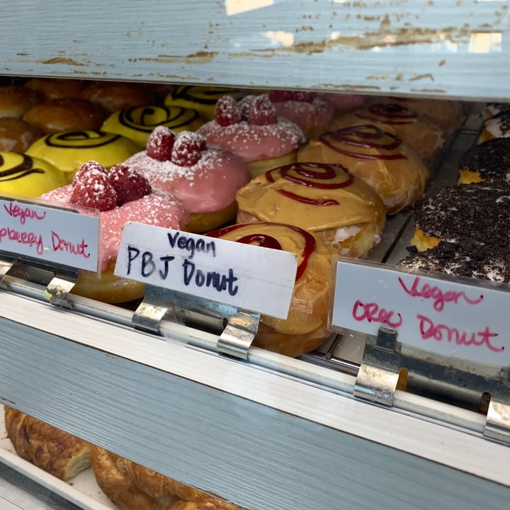 photo of SKS Donut & Croissant Vegan Blueberry Fritter shared by @lohasmiles on  15 Jul 2020 - review