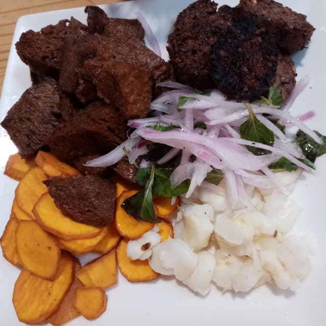 Foto do prato “Chicharrón y morcilla”