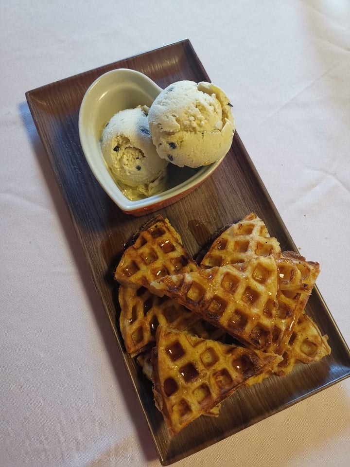 photo of Well Dressed Salad Bar Fluffy Vaffles with Vegan Ice Cream shared by @shalini97 on  20 Apr 2019 - review