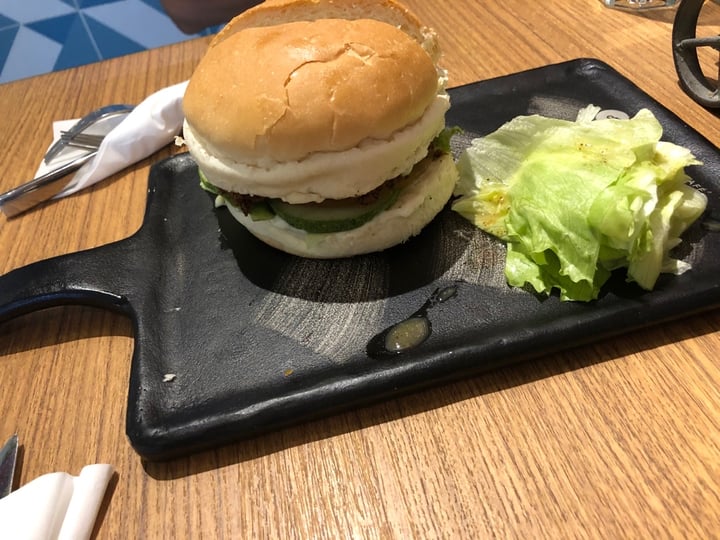 review photo of Tea Villa Cafe Singapore falafel burger shared by @hehehehe on 05 Mar 2020 - review