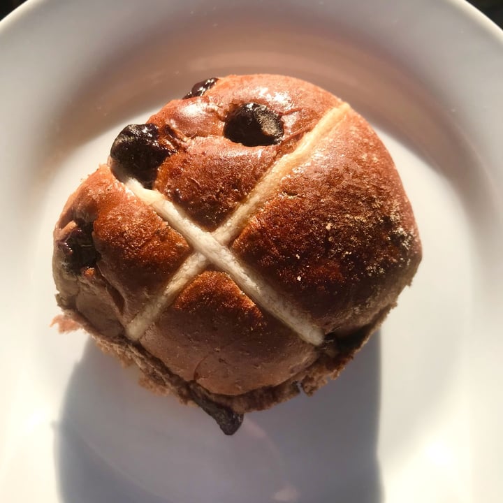 photo of Woolworths Food Choc Chip Hot Cross Buns shared by @lilandiniemand on  19 Apr 2022 - review