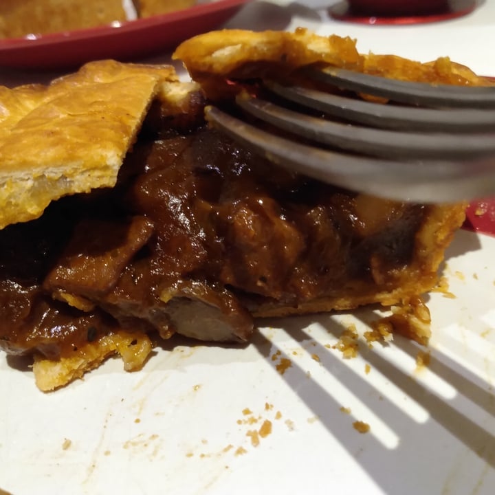 photo of ALDI Specially Selected No beef bourguignon pie shared by @thedappervegan on  02 Feb 2021 - review