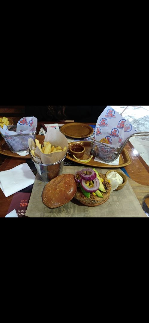 review photo of Foster's Hollywood La Salera Hamburguesa Vegana shared by @ppraz on 25 Nov 2019 - review