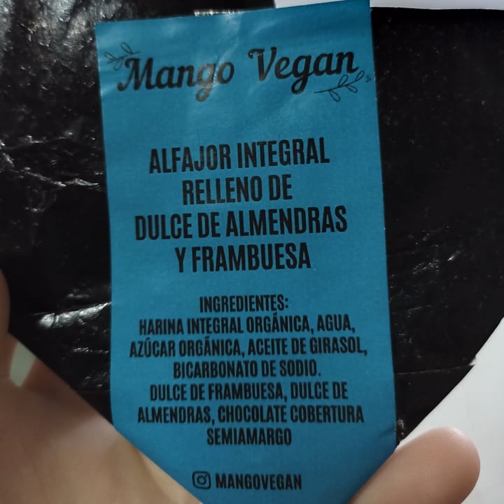 photo of Mango Vegan alfajor integral relleno de dulce almendras y frambuesa shared by @martinaber on  19 Aug 2022 - review