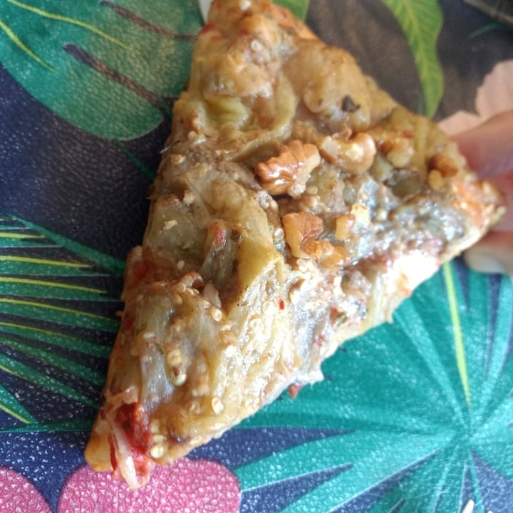 photo of Pizzería Güerrin Pizza de berenjenas, albahaca y nueces shared by @ericaterreros on  22 Apr 2022 - review