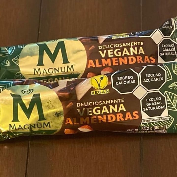 photo of Magnum Magnum Vegan Almond shared by @veganeandoporelmundo on  22 Jun 2022 - review