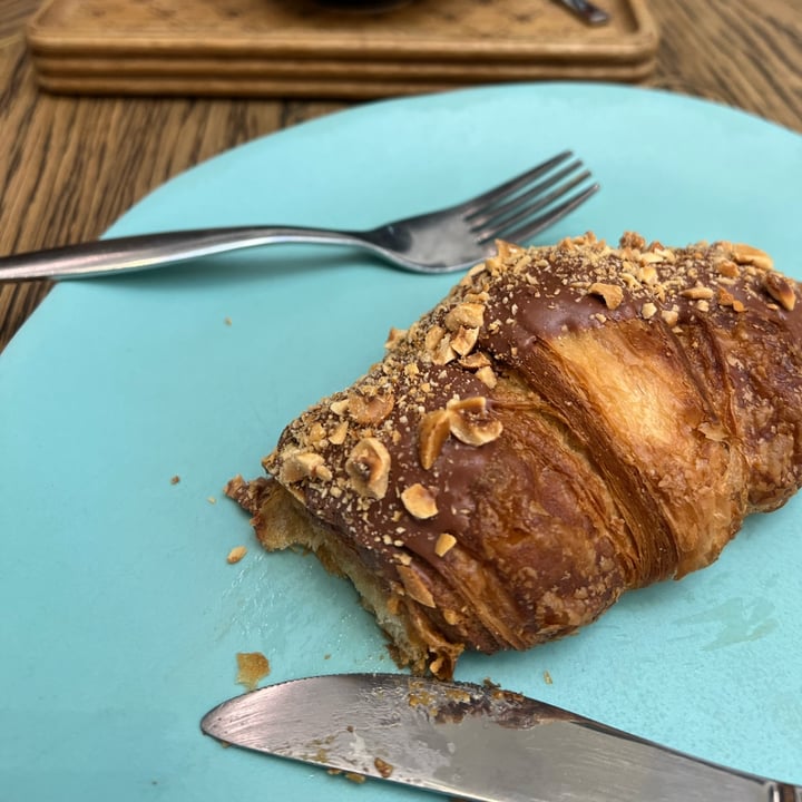review photo of Coco Safar Sea Point chocolate croissant shared by @samjaytay on 25 May 2022 - review