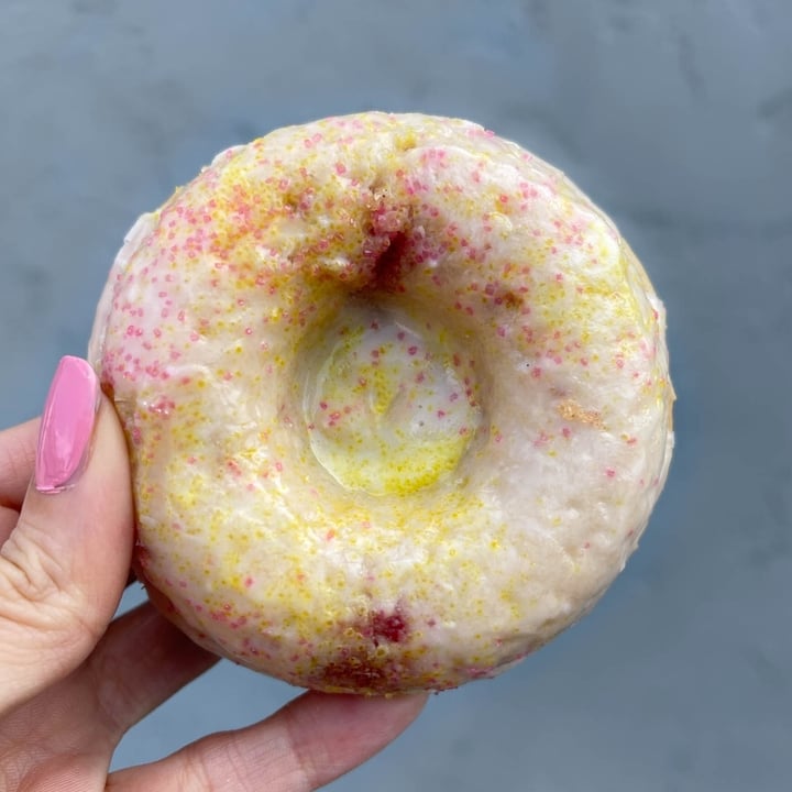 photo of Café 1610 Raspberry Lemon Donut shared by @lizmaselli on  28 Feb 2021 - review