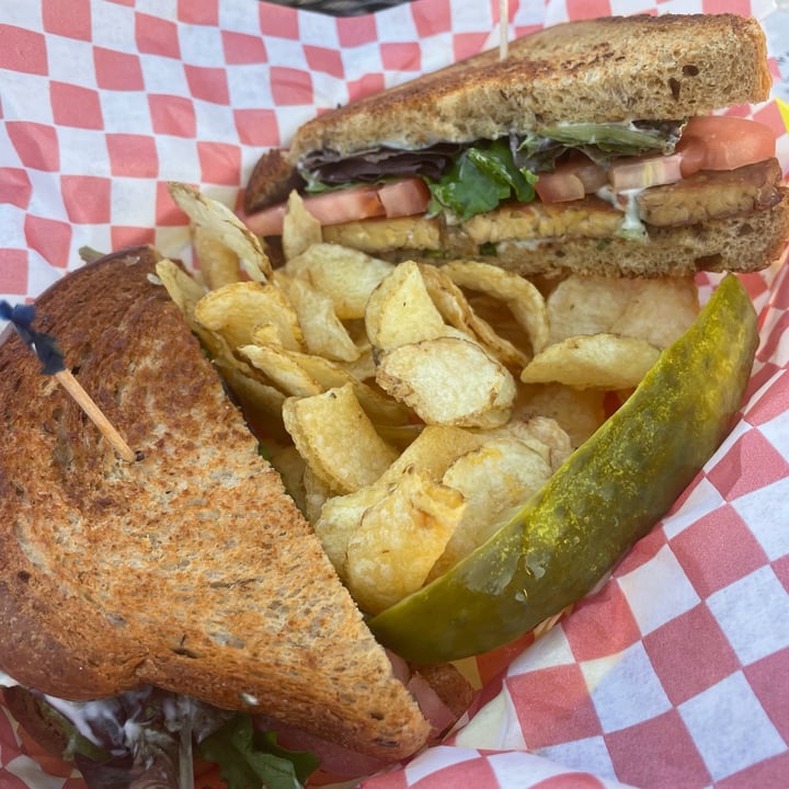 photo of Detroit Street Filling Station TLT sandwich shared by @xdarrenx on  30 Oct 2022 - review