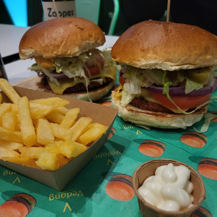 review photo of Vedang - ☘️plant burger☘️ (Köln) Chili Burger with Pommes shared by @vegahanimo on 11 Dec 2022 - review