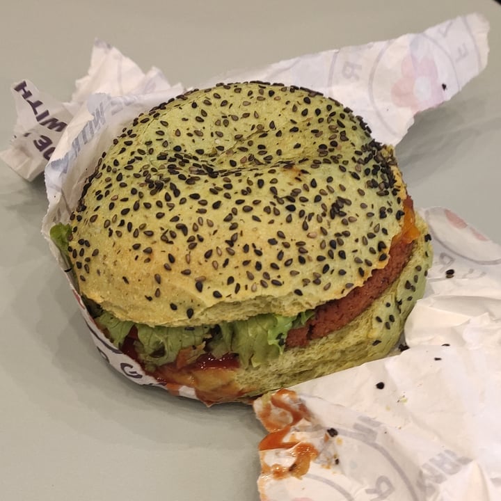 photo of Flower Burger Jungle burger (limited edition) shared by @niklabelloli1 on  22 Oct 2022 - review