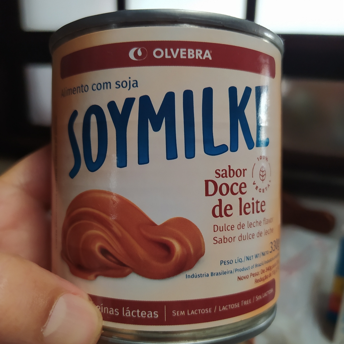 Close up crumbly Meringues cookies sprinkle with blue sugar chips on top on  beautiful tray in pastry shop, Portugal dessert sweets, confectionery  concept 20873469 Stock Photo at Vecteezy, image size:1200x1200