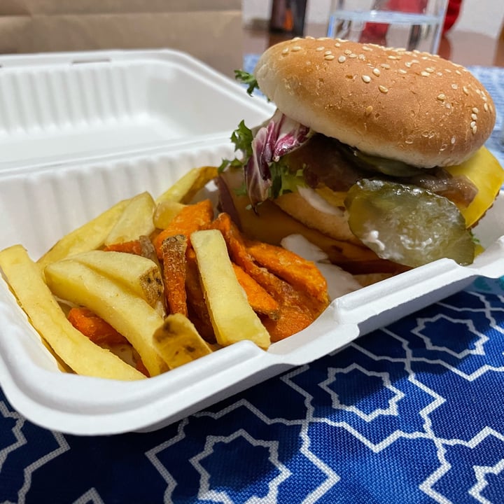 photo of Vegania Veggie Bar Carabanchel Hamburguesa shared by @monicavillar on  30 Sep 2021 - review