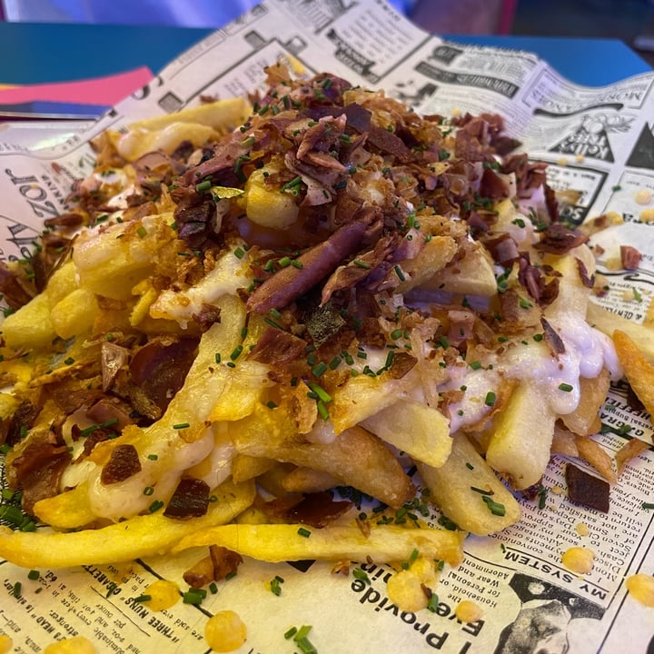photo of Freedom Cakes Cheese Vacon Fries shared by @noeliaperez on  07 Oct 2022 - review