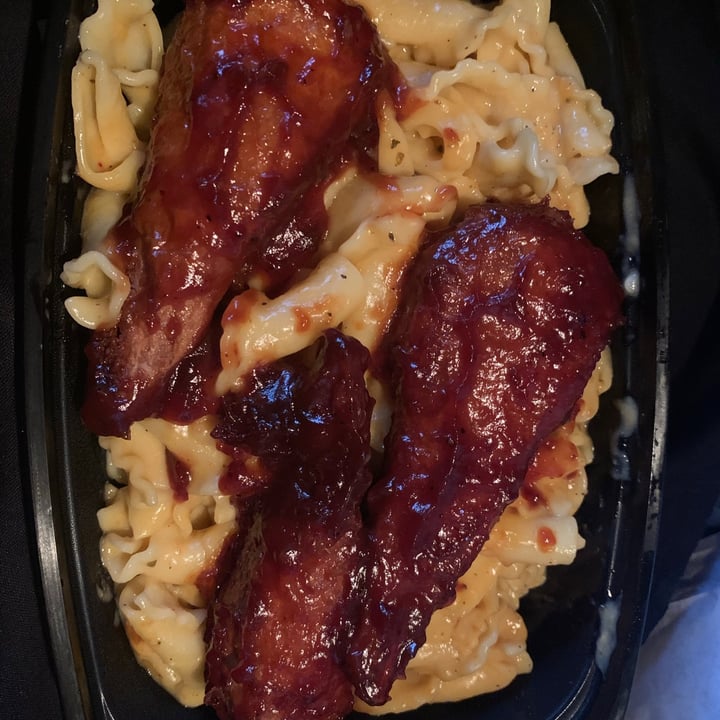 photo of Vegan Bodega Mac n’ cheeze with bbq wings shared by @devinestyler on  15 Aug 2021 - review