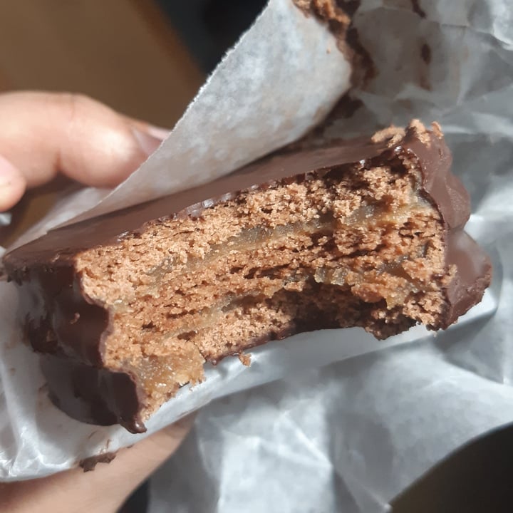 review photo of Múet Alfajor Bañado Triple Con Dulce De Leche De almendras shared by @giseveg on 03 Nov 2021 - review