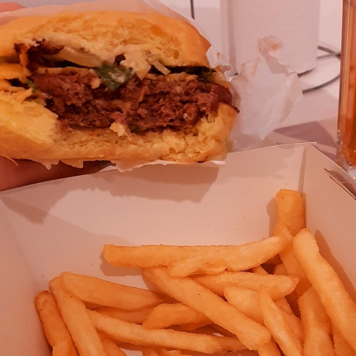 photo of VEGAN FOX Vegmac Burger shared by @reshuisis on  03 Jun 2021 - review