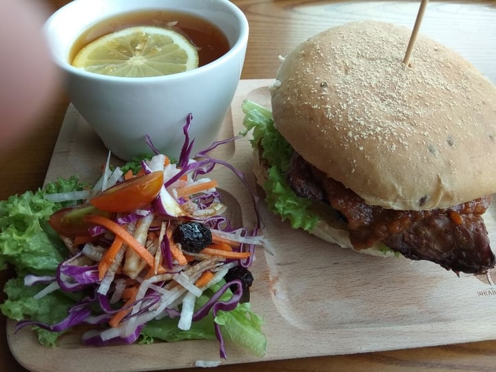 photo of nomVnom Bistro Toon Rendang Burger shared by @slen on  27 Jan 2019 - review