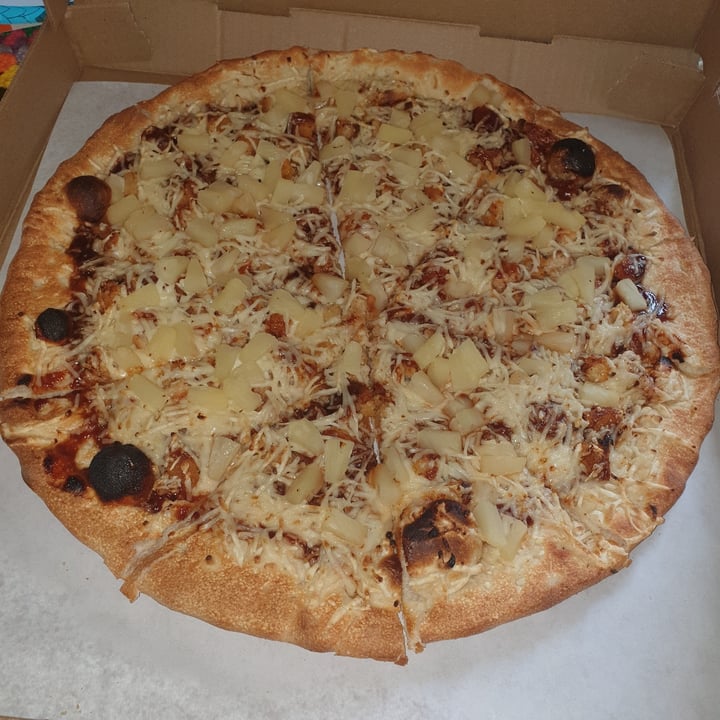 photo of Parrot Pizza Worcester Vegan BBQ Chicken Pizza shared by @autumnleaves on  27 May 2022 - review