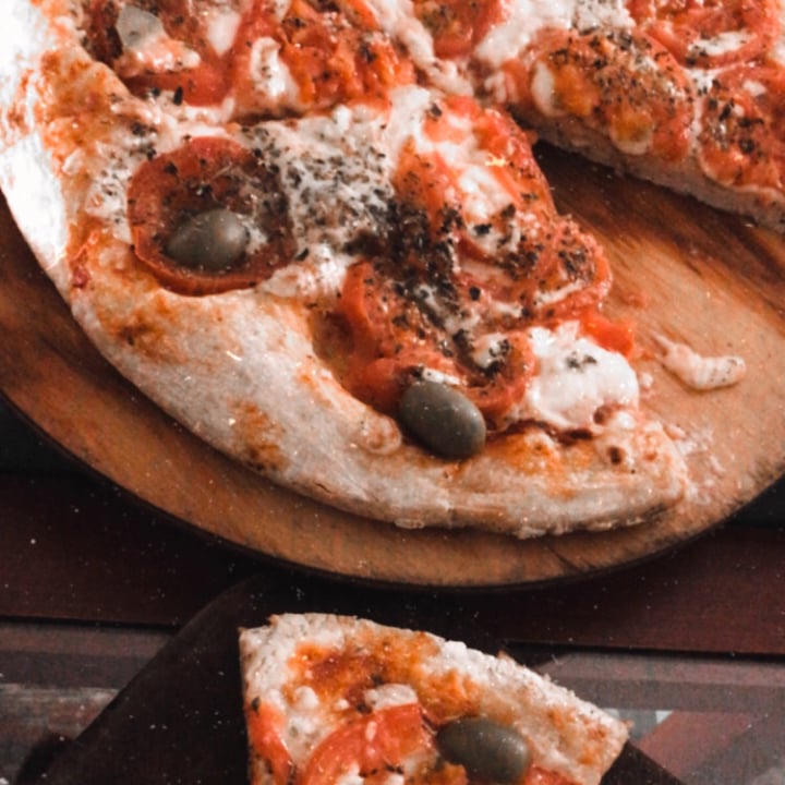 photo of Olivia Empanadas & Pizzas Pizza Napolitana Vegana shared by @camidi on  29 Aug 2020 - review