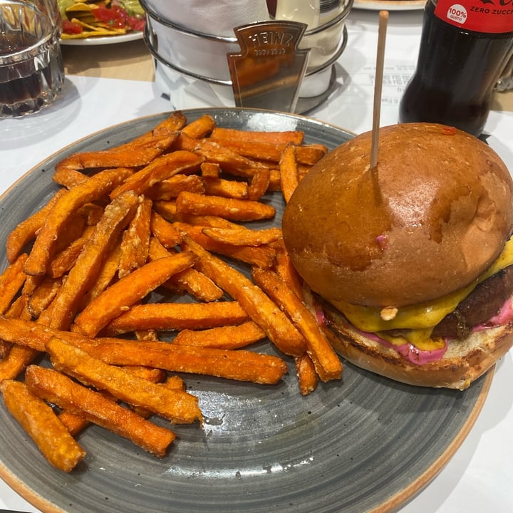 review photo of Hamerica's Smile burger shared by @kristinachudinova on 15 Aug 2022 - review