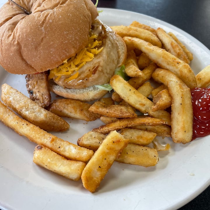photo of Ocala Downtown Diner Faux chix And Bacon On A Bun shared by @rpveg on  09 Dec 2021 - review