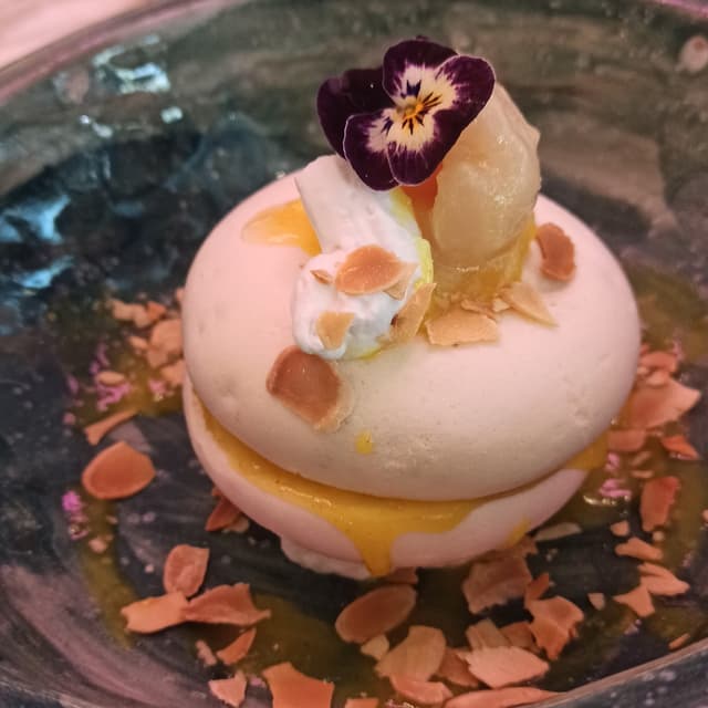 菜肴“Vegan Lemon Pavlova”的照片
