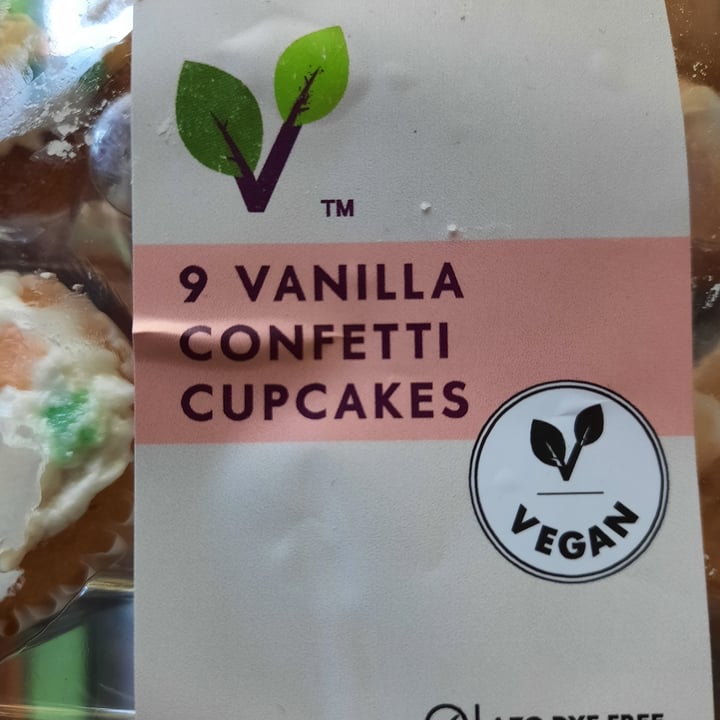 photo of Woolworths Food 6 Berry & vanilla swirl hidden centre cupcakes shared by @lisavermeulen1206 on  11 Oct 2021 - review