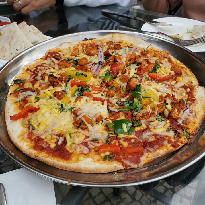 photo of Hemingway's Chick'n Tandoori Pizza shared by @moosewong on  18 Jan 2022 - review