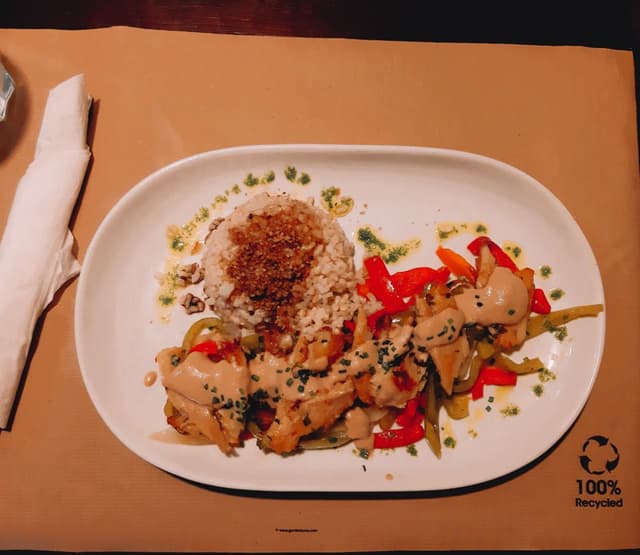 Foto del plato “Pollo vegano (heura) con verduras salteadas y cacahuetes”