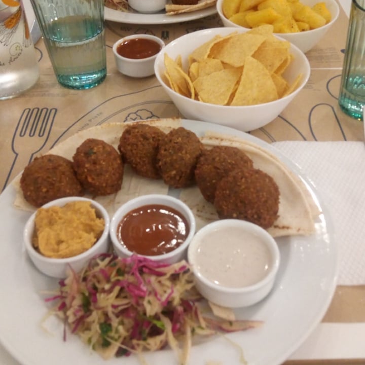 photo of Mama Tierra Falafel platter shared by @nasmix on  02 Apr 2022 - review