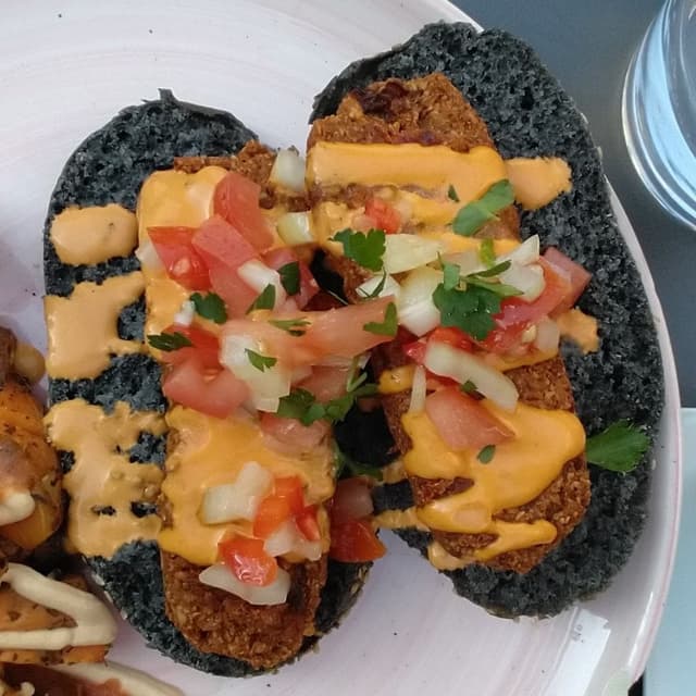 Photo of the dish “Choripán Con Salsa Criolla Y Salsa De Cheddar”