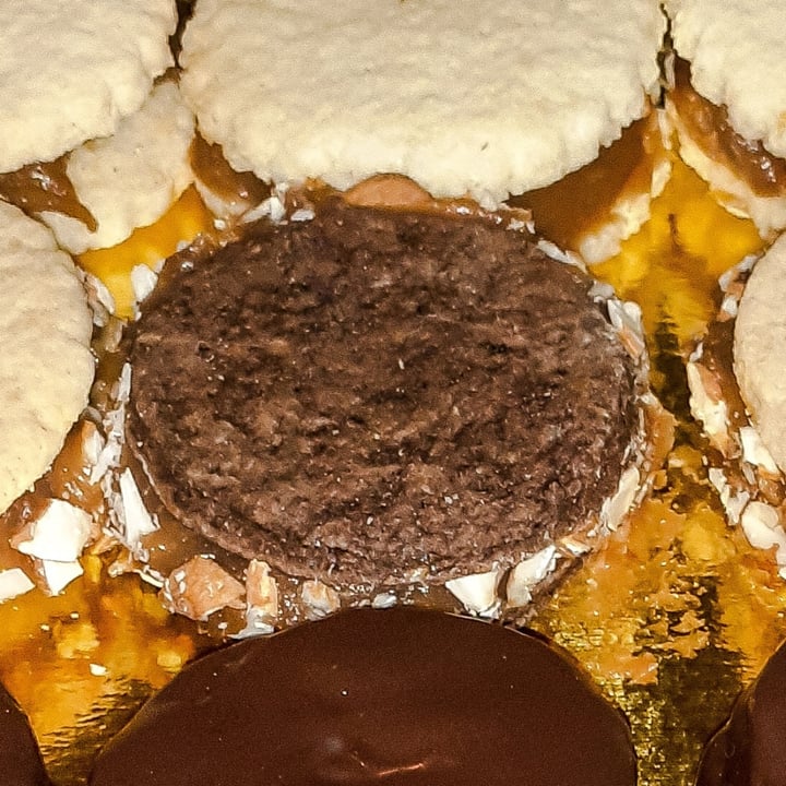 photo of Merendola Alfajor de Ddl De Almendras Y Castañas De Chocolate shared by @tarafacami on  02 Sep 2020 - review
