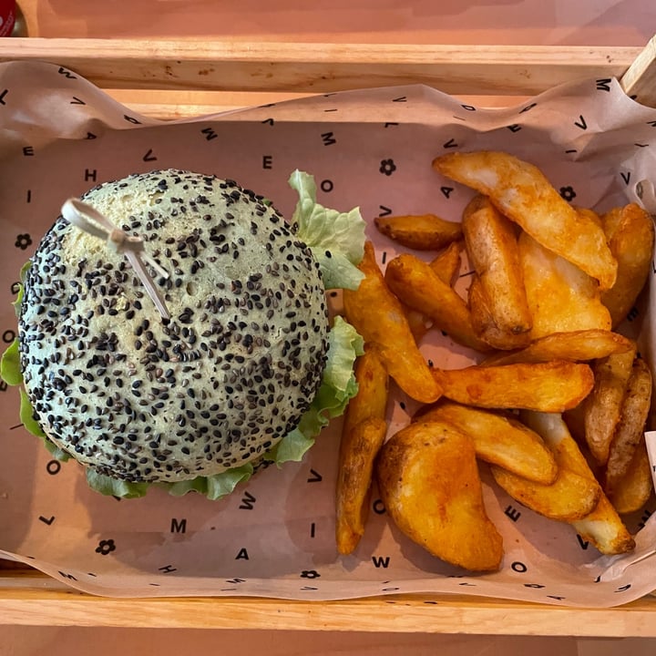 photo of Flower Burger Jungle Burger shared by @maniecleo on  08 Oct 2022 - review