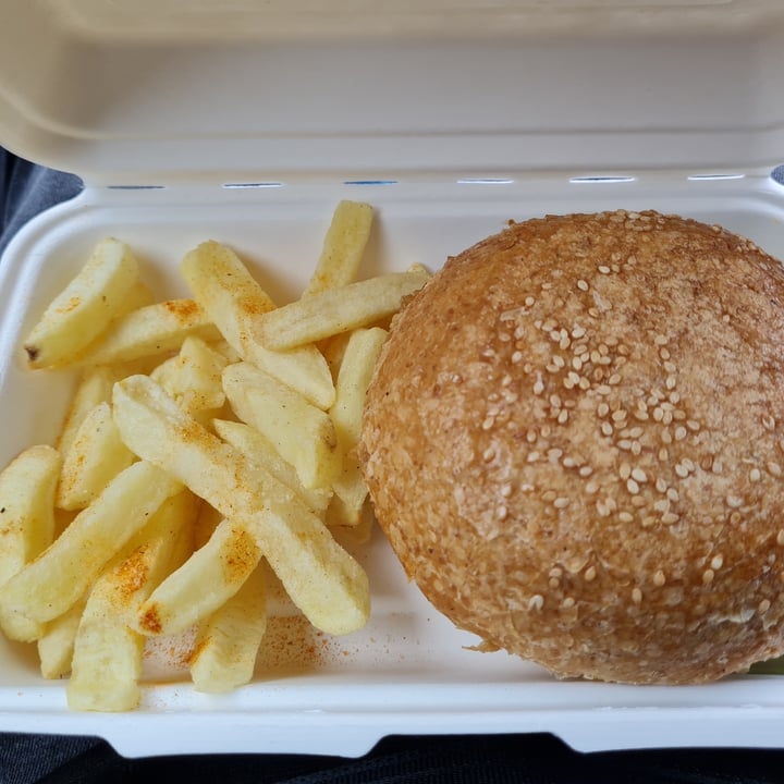 photo of The Jozi Green Eatery Veggie Burger With Chips shared by @gloomyvegan on  29 Oct 2021 - review