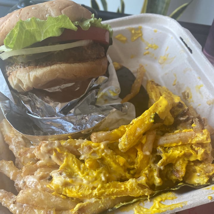 photo of Bar Vegandale Animal style fun fries shared by @andreaciccone on  25 Aug 2021 - review