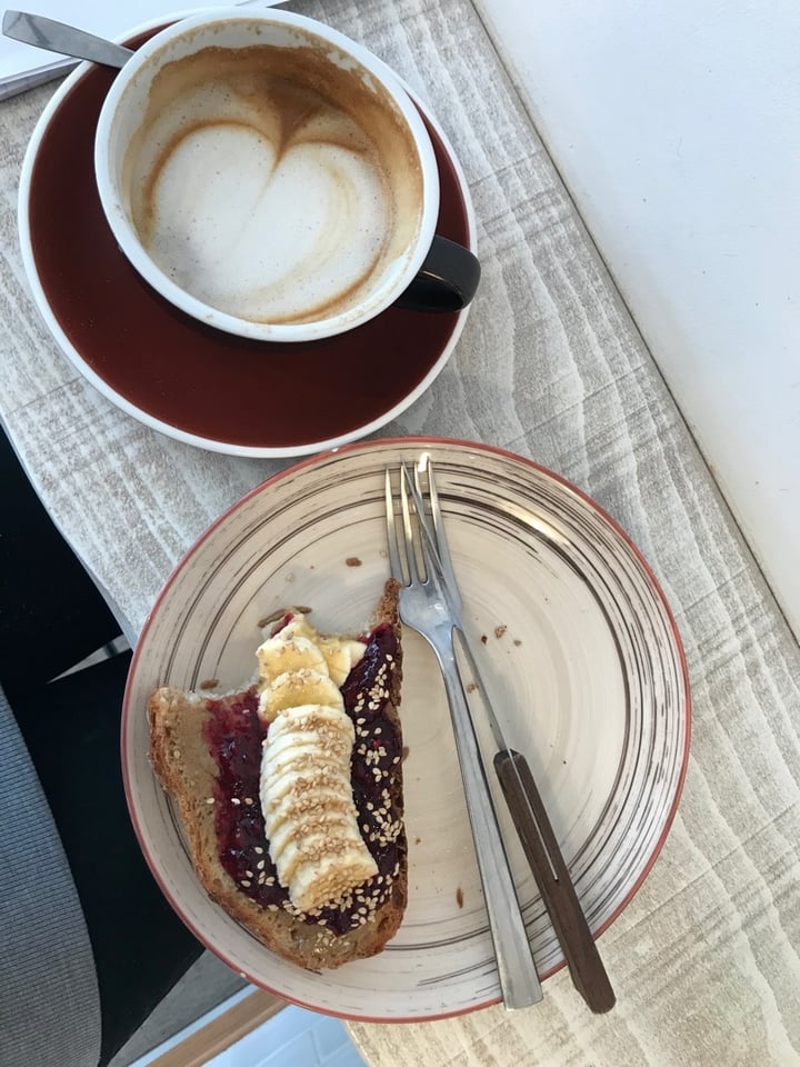 photo of Cadrado Doce coffee shop Peanut butter and banana toast shared by @verovoyer on  30 Mar 2020 - review