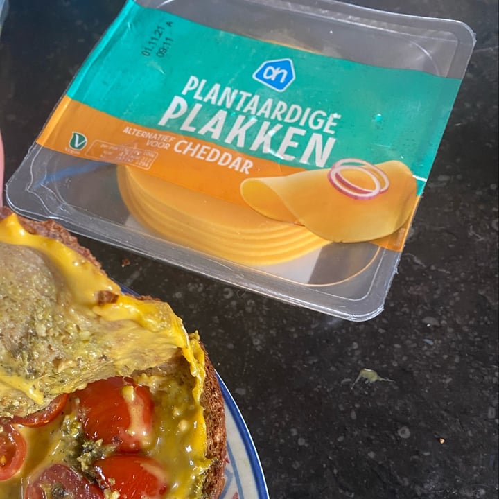photo of Albert Heijn AH Plantaardige plakken Cheddar shared by @juliafelicie on  04 Oct 2021 - review