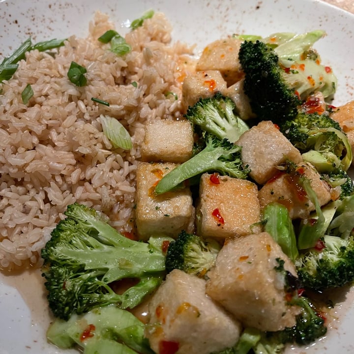 photo of Lazy Dog Restaurant & Bar Sweet & Spicy Tofu Bowl shared by @veganpetite on  04 Nov 2022 - review