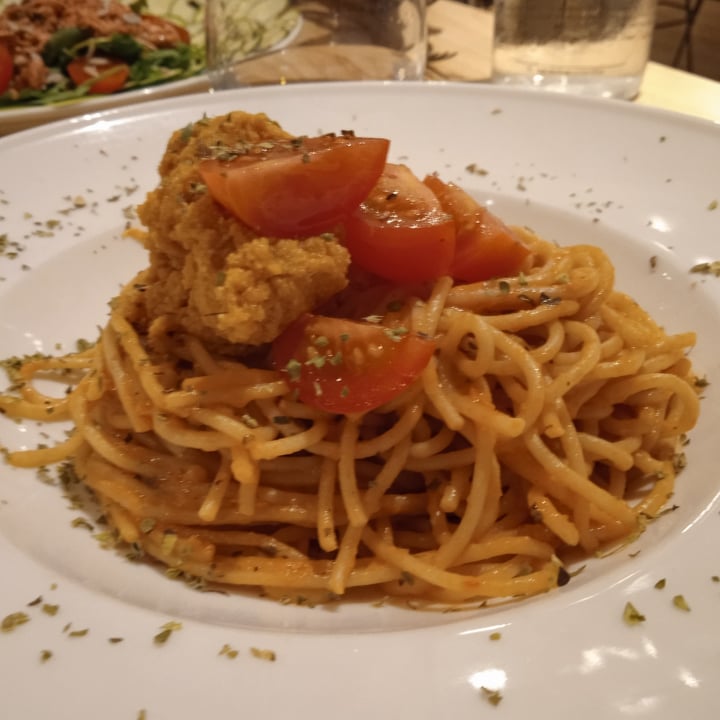 photo of Restaurante Alive Pasta con tomate y hummus de remolacha shared by @nuriaolme on  09 Sep 2021 - review